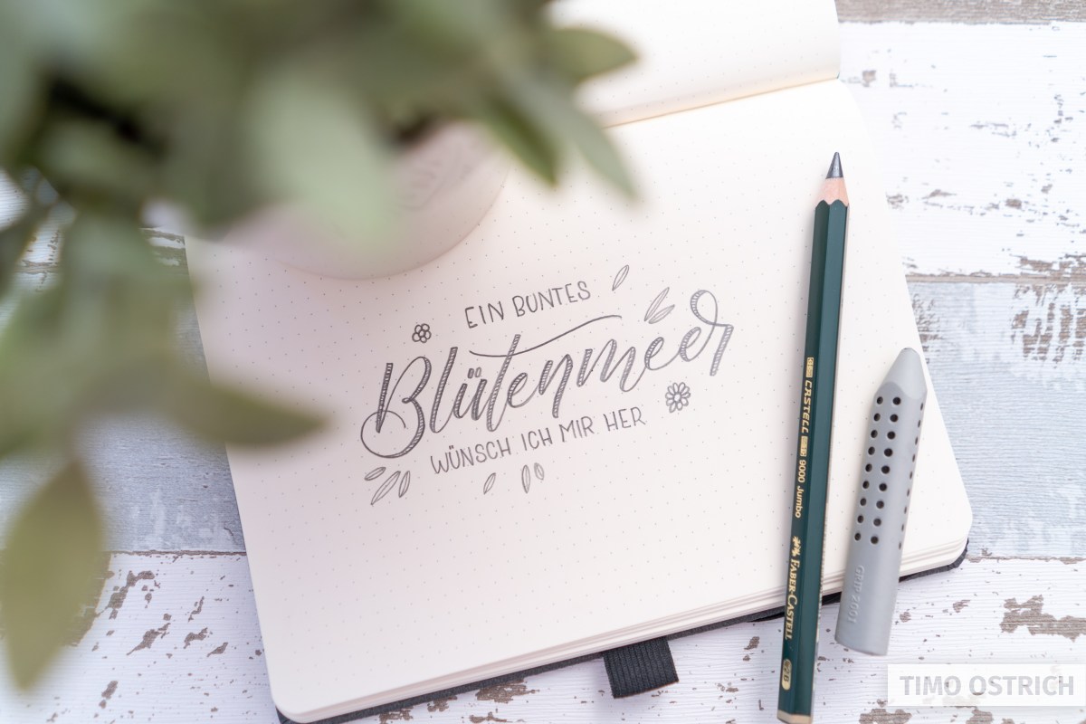 Freigegebenes Handlettering-Beispiel Blütenmeer von Timo Ostrich in einem Notizbuch.
